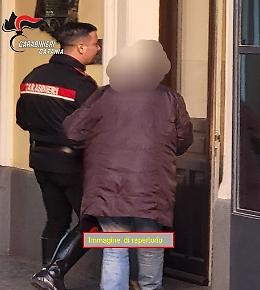 Anni di violenze su moglie e figli fino a quando la donna si rivolge ai carabinieri: bracciante arrestato