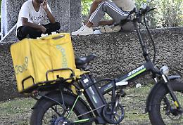 &laquo;Rider di Glovo sottopagati, controllati e puniti&raquo;. I pm di Milano: &laquo;Questo sfruttamento va fermato&raquo;