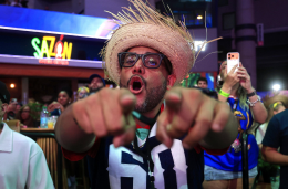 &laquo;L'amore vince sull'odio&raquo;: Bad Bunny al Super Bowl LX porta in scena la quotidianit&agrave; dei migranti e fa infuriare Trump