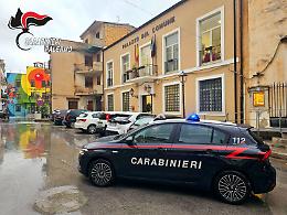 Minaccia gli zii e poi aggredisce i carabinieri ferendone uno: arrestato