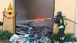 Capannone abbandonato in fiamme a Misterbianco: bruciano scarti e rifiuti 