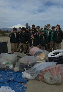 I lupetti di Catania ripuliscono un tratto della Plaia devastato dall&rsquo;uragano Harry