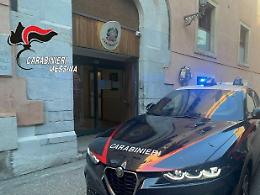 Taormina, terrore in casa: spinge la moglie dal balcone dopo anni di violenze. Arrestato 29enne