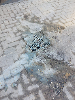 Piazza Cavour, tombino danneggiato dalla cera dei ceri votivi