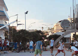 Marina di Ragusa, giocare in piazza con i canestri: &egrave; uno dei luoghi pi&ugrave; iconici della frazione