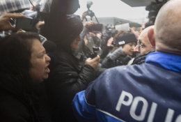 &laquo;Guardateci negli occhi&raquo;: scontro a Sion tra famiglie delle vittime di Crans-Montana e coniugi Moretti. Jessica piange in aula