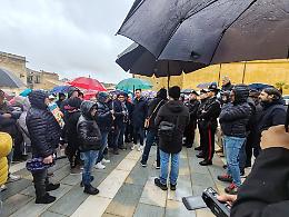 La crisi idrica approda a "Mattino 5": la rabbia dei cittadini in piazza Dante