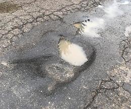 Strade come colabrodo: scatta il limite di 30 km/h in tutto il centro urbano