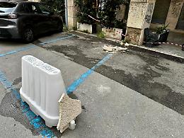 Piazzale Ungheria, una lastra di marmo si stacca dalla facciata a causa del forte vento: danneggiate due auto, transennata l'area