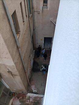 "Incursioni" nel vecchio ospedale: le foto che documentano il pericolo in via Figuli