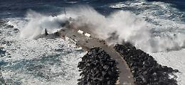 Eolie in ginocchio: mareggiate distruggono il molo di Ginostra. Sospese tutte le corse