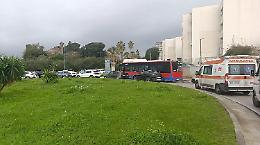 Ingorgo quotidiano paralizza l'ingresso del "San Marco": ambulanze bloccate davanti all'ospedale