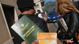 Ottengono i permessi di soggiorno grazie a falsi contratti di lavoro, 22 indagati