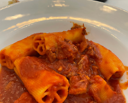 Il Carnevale a tavola: i  &ldquo;maccheroni ai cinque buchi&rdquo;, il sugo di carne e le dolci "chiacchiere" 