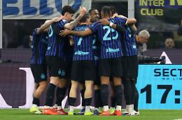Inter in fuga, la Juve dice addio allo scudetto ma &egrave; il derby d'Italia delle polemiche