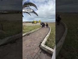 Stromboli, il video del paziente in carrozzina spinto dai parenti sino all'elisoccorso