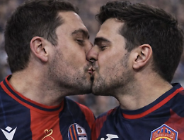 Il Modica calcio sfida i tab&ugrave;: un bacio simbolico per dire no ai pregiudizi