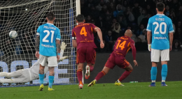 Malen show, ma il Napoli non muore mai: 2-2 spettacolo al Maradona