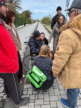 Continua l'odissea ambulanze a Stromboli, anziano costretto in carrozzina sotto la pioggia