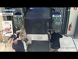 Bergamo, il video shock dell'uomo che tenta di rapire una bimba di un anno e mezzo al supermercato e le rompe una gamba
