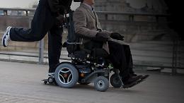 Un km sulla carrozzina spinto da un familiare per raggiungere l'elipista: a Stromboli ambulanza ancora ferma