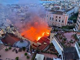 Incendio a Napoli, brucia lo storico Teatro Sannazzaro: una ferita nel cuore della citt&agrave;