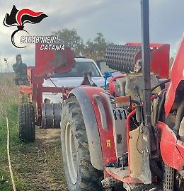 Rubano e nascondono un trattore in un canneto ma i carabinieri li scoprono: due arresti e un complice in fuga