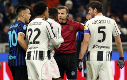 Derby d&rsquo;Italia, la scossa oltre il campo: inibiti Comolli e Chiellini, un turno a Kalulu. E l&rsquo;onda lunga investe anche Barella e Calhanoglu