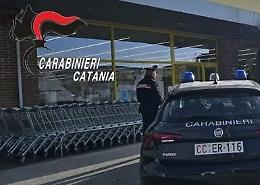 Ruba in un supermercato e nasconde la refurtiva nel giubbotto della figlia 