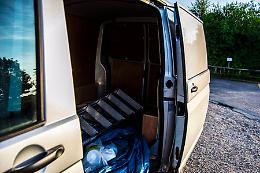 Vento apre il portellone di un furgone, pedone ferito a Modica: uomo sbattuto a terra e trasportato in ospedale