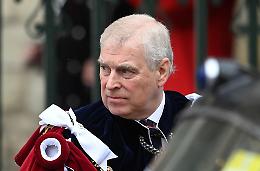 L'ex principe Andrea rilasciato: lo scandalo Epstein travolge la Corona inglese, Regno Unito sotto choc 