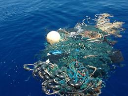 Microplastiche,  l&rsquo;inquinamento invisibile che ci attraversa: &egrave; il Mediterraneo il mare pi&ugrave; inquinato al mondo
