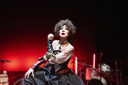 Ironia e musica contro il pensiero reazionario: Veronica Pivetti al Teatro Regina Margherita per i 150 anni