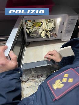 Bustine di droga con le stampe dei cartoni animati in un bunker: due giovani arrestati