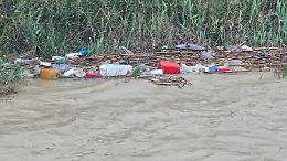 Emergenza rifiuti al fiume Akragas: la foce trasformata in una discarica