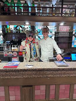 Ventinove ore in auto per sostenere la Norvegia, "il vichingo" in cravatta diventato star tra i tifosi di Milano-Cortina