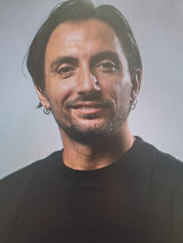 Chris Clun porta "Toxoplasmosi" al Multisala Apollo: una serata di risate sulla genitorialit&agrave; 2.0