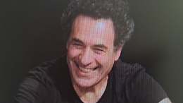 Dal linguaggio della stand-up al teatro sociale: Michalis Traitsis al ventennale di UniversiTeatrali