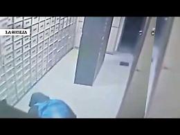 Ladro resta intrappolato nel caveau di una banca: liberato dai vigili del fuoco e arrestato per tentato furto