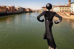 Decapitato (e gettato nell'Arno) l'Uomo Comune: Clet offre un'opera a chi restituisce la testa