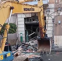 Assalto con escavatore a Valguarnera: sfondano un'intera parete della filiale della banca per rubare il bancomat