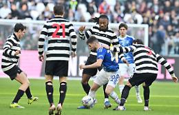 La Juve non c'&egrave; pi&ugrave;, il Como domina all'Allianz: bianconeri fischiati