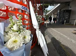 Morte Domenico, fiori bianchi al Monaldi tra rabbia e sete di giustizia