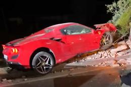 La sbandata a bordo della Ferrari, lo schianto sulla recinzione: giovane in prognosi riservata