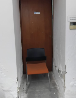 Biblioteca &ldquo;Vincenzo Bellini&rdquo;: wc per disabili chiuso con il cemento, la denuncia di un pensionato