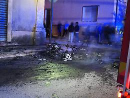 Acate, l'incendio che poteva trasformarsi in tragedia: minicar avvolta dalle fiamme