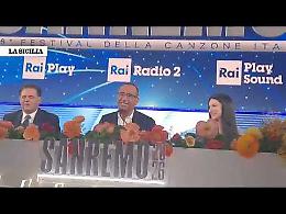 Sanremo, l'incursione di Fiorello alla prima conferenza stampa