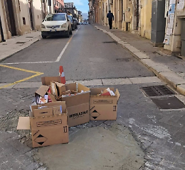 Vittoria, una buca stradale a pochi metri da piazza del Popolo. Vinciguerra: "E' simbolo dell'attuale degrado urbano"