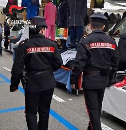 Le divise dei carabinieri vendute sulle bancarelle del mercatino rionale 