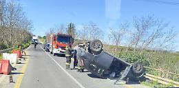 Auto si ribalta sulla statale per Caltagirone, due feriti 